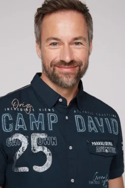 Herren CAMP DAVID & SOCCX Kurzarmhemd mit Logo-Applikationen blue navy