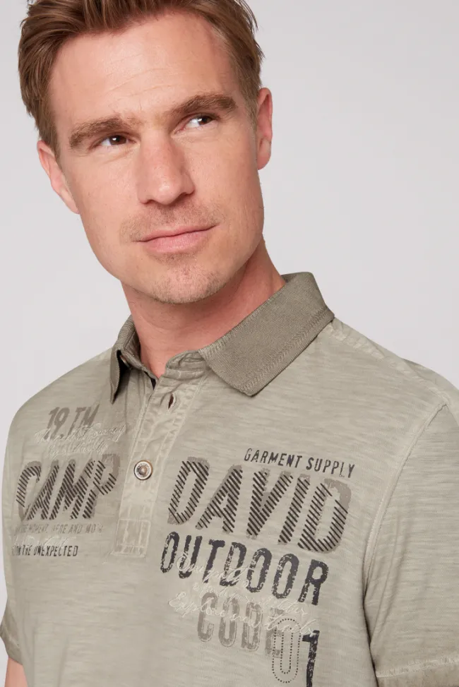 Herren CAMP DAVID & SOCCX Polo mit Schultertapes und Logo Artwork fossil brown