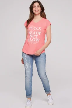 Damen CAMP DAVID & SOCCX Shirt mit V-Ausschnitt und Wording Print neon pink