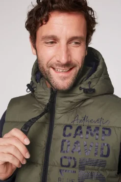 Herren CAMP DAVID & SOCCX Steppweste mit Kapuze und Rücken-Print medium khaki