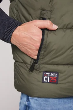 Herren CAMP DAVID & SOCCX Steppweste mit Kapuze und Rücken-Print medium khaki