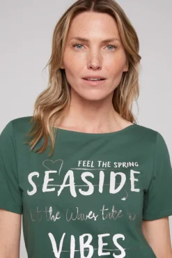 Damen CAMP DAVID & SOCCX T-Shirt mit U-Boot-Ausschnitt und Wording Print dark green