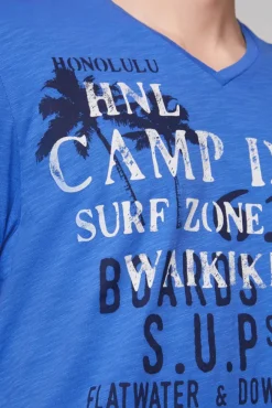 Herren CAMP DAVID & SOCCX T-Shirt mit V-Neck und Print Artwork deep sky | S