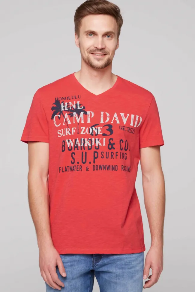 Herren CAMP DAVID & SOCCX T-Shirt mit V-Neck und Print Artwork skipper red
